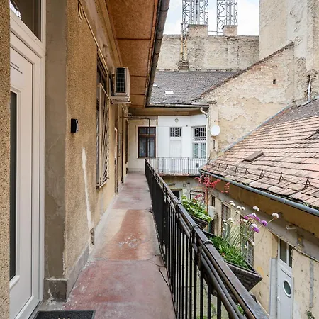 New Downtown Bliss - A Homelike Haven *