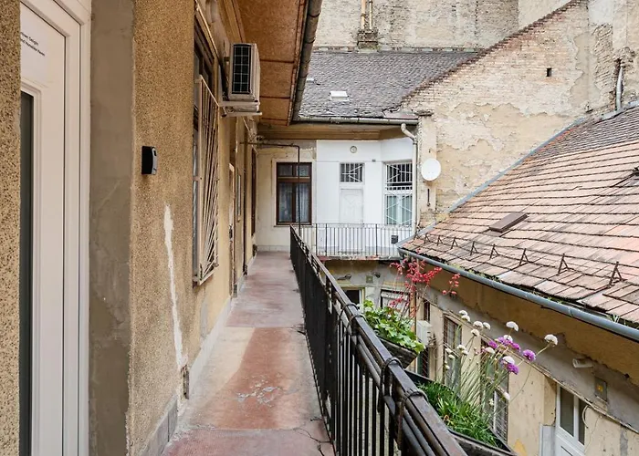 New Downtown Bliss - A Homelike Haven *